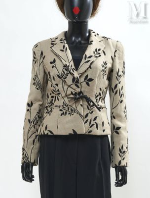 une photo d'un mannequin portant une veste et une jupe