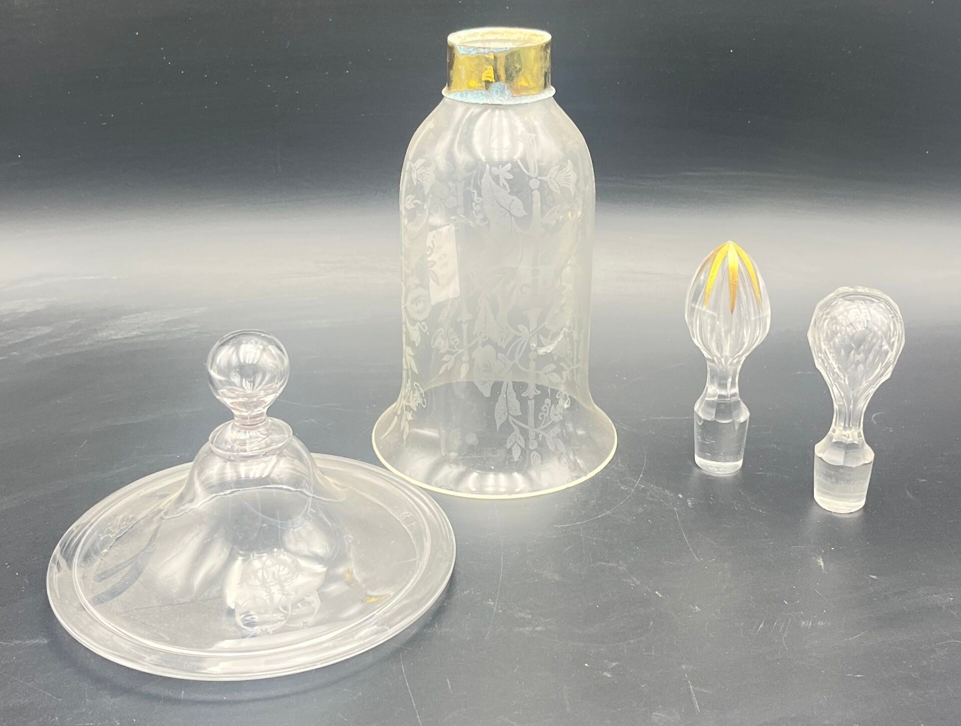 Ensemble d'un couvercle, d'une verrine de photophore et de deux bouchons de carafe en cristal et verre moulé. (rayures)