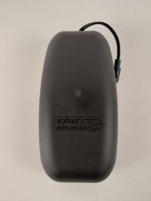 un gros plan d'une souris d'ordinateur reliée à un fil