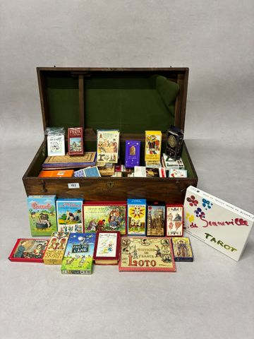Important ensemble de cartes à jouer dans une petite malle bois 5