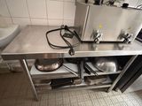 une cuisine équipée d'un évier, d'une cuisinière et d'autres appareils électroménagers
