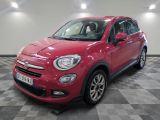 Le SUV Fiat rouge est garé sur un sol à damier.