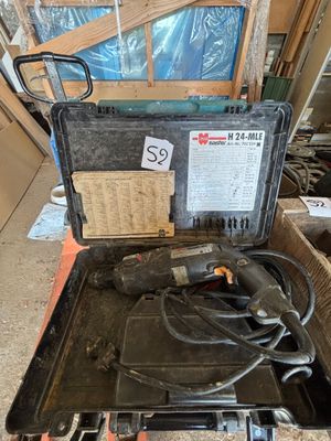 une boîte à outils contenant des outils, posée sur le sol