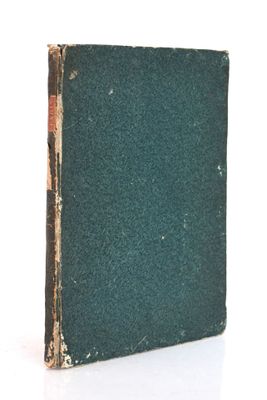 un vieux livre posé sur une table, sur fond blanc