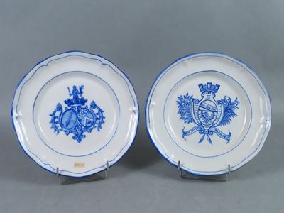 deux assiettes bleues et blanches ornées d'un blason