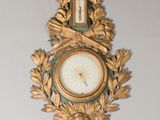 une horloge en or accrochée au mur d'une pièce