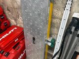 une boîte à outils rouge et une boîte à outils rouge dans une pièce