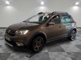 une photo d'une Dacia marron garée dans une pièce