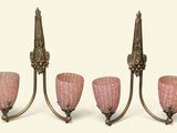 trois appliques murales anciennes avec des abat-jours en verre rose sur fond blanc