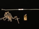 une image représentant un collier orné d'une croix et d'une clé sur fond noir