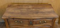 Commode galbée en bois naturel mouluré sculpté, le plateau o… (photo 2)
