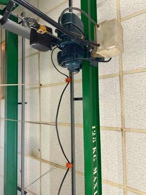 une photo d'un homme travaillant sur une machine dans un bâtiment