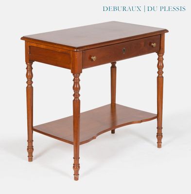 une petite table en bois avec un tiroir en dessous