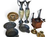 de nombreux types de vases et d'autres objets sur la table