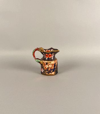 un petit vase orné d'un oiseau, posé sur une table
