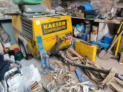 une machine jaune qui se trouve dans un garage