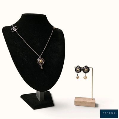 un ensemble composé d'un collier et de boucles d'oreilles présenté sur un mannequin