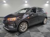 un SUV Buick noir garé dans une pièce au sol carrelé