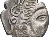 gros plan d'une pièce d'argent avec un visage dessus