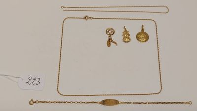 une collection de bijoux en or comprenant un collier, un bracelet et une bague