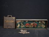 une moto miniature et une valise posées sur une table