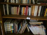 une étagère contenant de nombreux livres dans une pièce