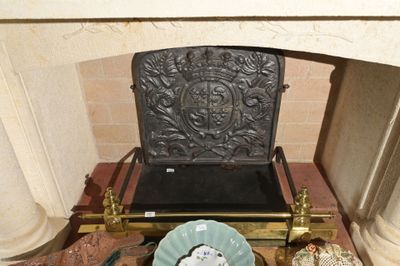 une chaise qui se trouve devant une cheminée