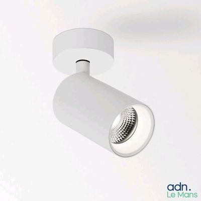 une lumière blanche posée sur une surface blanche