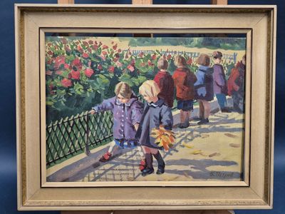 un tableau représentant une petite fille tenant un bouquet de fleurs