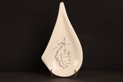 une sculpture en céramique blanche représentant une femme à cheval
