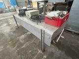 une table sur laquelle sont posés tout un tas d'appareils électroniques