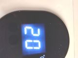 un gros plan d'un thermostat numérique muni d'une horloge