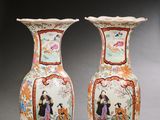 paire de vases chinois ornés de figures sur fond gris