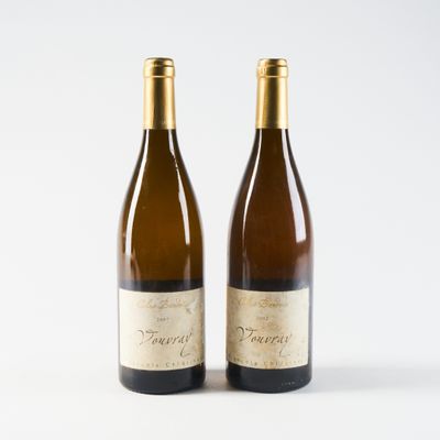 deux bouteilles de vin posées l'une à côté de l'autre sur une surface blanche
