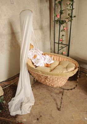 un bébé allongé dans un panier dans un coin de la pièce