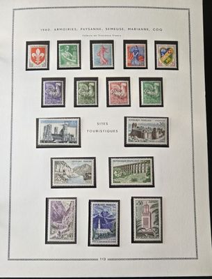 une photo d'une collection de timbres sur une table