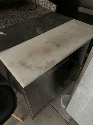 une photo d'un four à micro-ondes posé sur un plan de travail