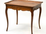 une image d'une petite table en bois sur fond blanc