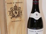 une bouteille de vin et une boîte en bois posées sur une table
