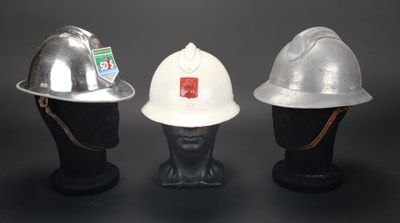 trois types différents de casques de chantier sur une tête de mannequin