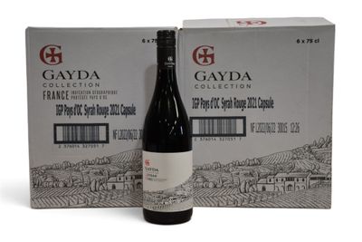 une bouteille de vin à côté d'un carton de vin