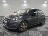 la voiture grise est garée sur un sol en damier dans le garage