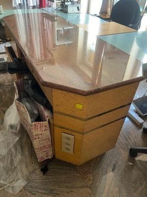 - 1 meuble bas mobile - 1 table bureau