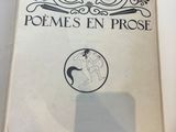 une personne tenant un livre sur lequel figure l'image d'une femme