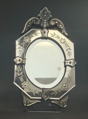 un miroir posé sur une table