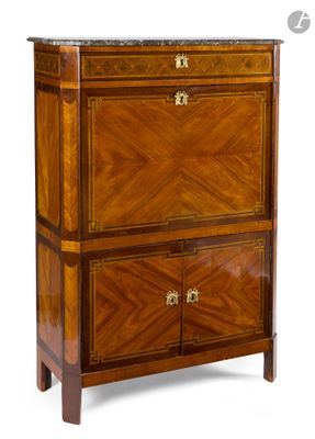 une armoire ancienne en bois avec un plateau en marbre et des tiroirs