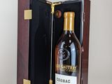une image représentant une bouteille de vin dans un coffret en bois