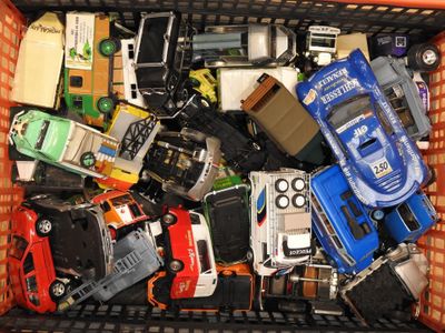 un panier rempli de petites voitures et de télécommandes