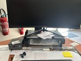 un ordinateur posé sur un bureau, avec un clavier et un écran