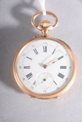 une montre de poche en or avec des chiffres romains